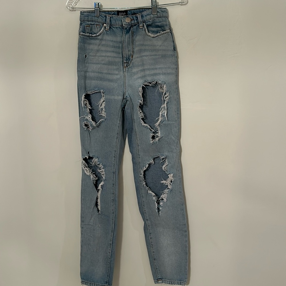 BDG Mom HR Destroyed Jeans 24